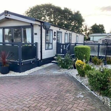 2 Bed, 2 Bath Lodge Style Caravan With Hot Tub & Private Garden At Patrington Haven Leisure Park Exteriér fotografie