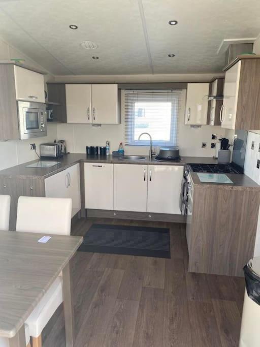 2 Bed, 2 Bath Lodge Style Caravan With Hot Tub & Private Garden At Patrington Haven Leisure Park Exteriér fotografie