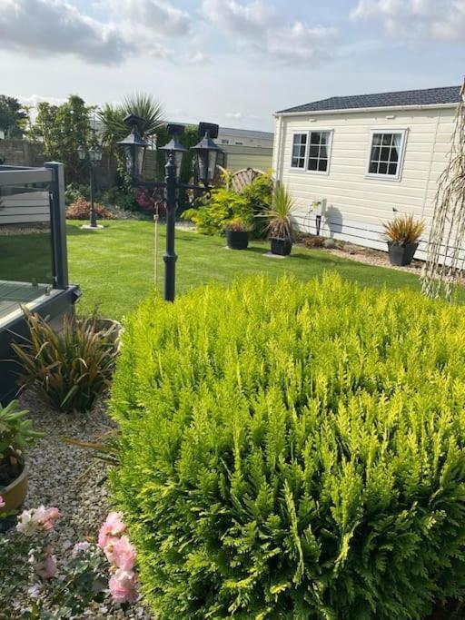 2 Bed, 2 Bath Lodge Style Caravan With Hot Tub & Private Garden At Patrington Haven Leisure Park Exteriér fotografie