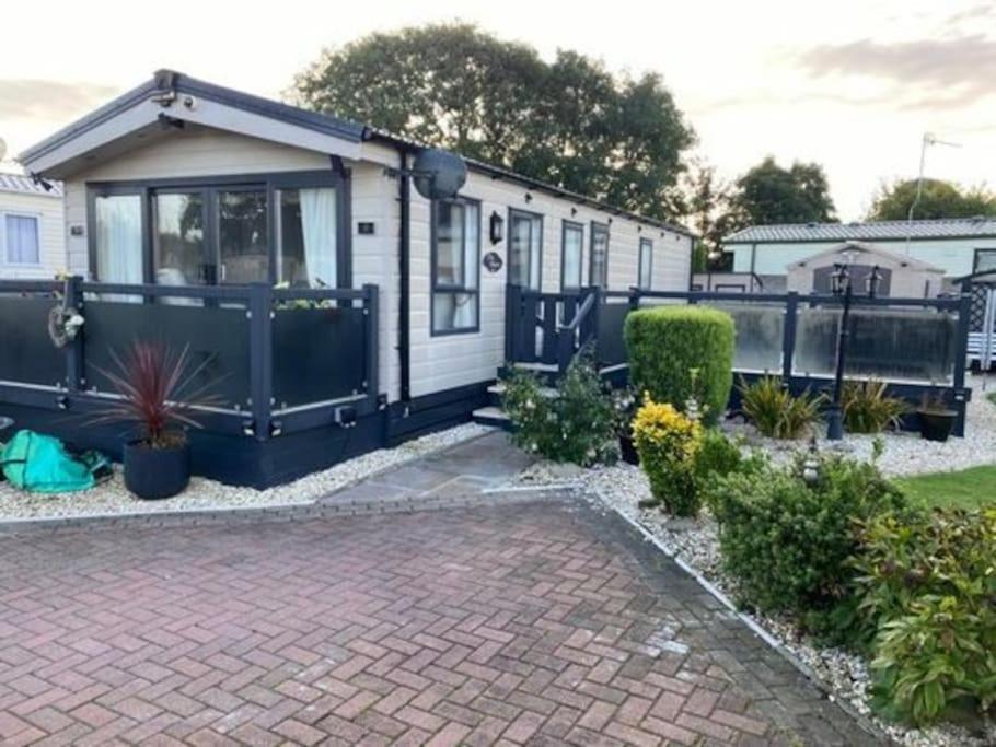 2 Bed, 2 Bath Lodge Style Caravan With Hot Tub & Private Garden At Patrington Haven Leisure Park Exteriér fotografie